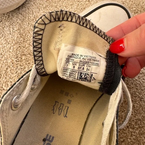Women’s Converse Sneakers Size 7 - Picture 3 of 4